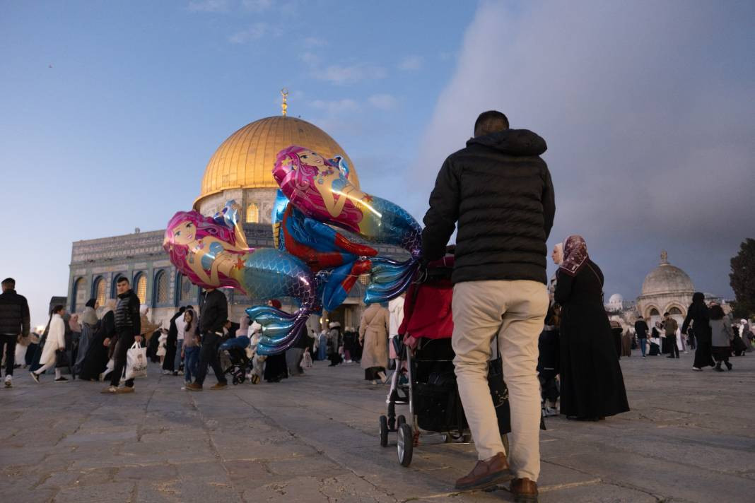 İsrail’in kısıtlamalarına rağmen akın ettiler: 120 Bin Filistinli Mescid-i Aksa’da saf tuttu - Resim: 22